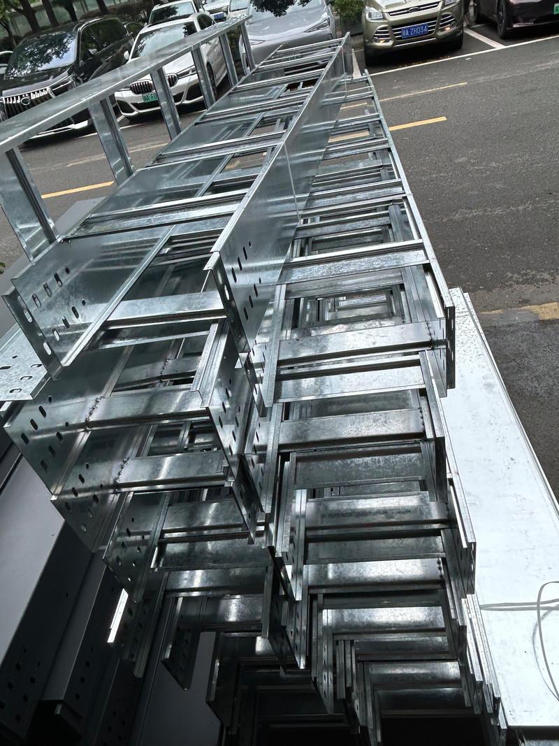托盤式電纜橋架適配智能工廠,開放式布線打通全鏈路運維通道?
